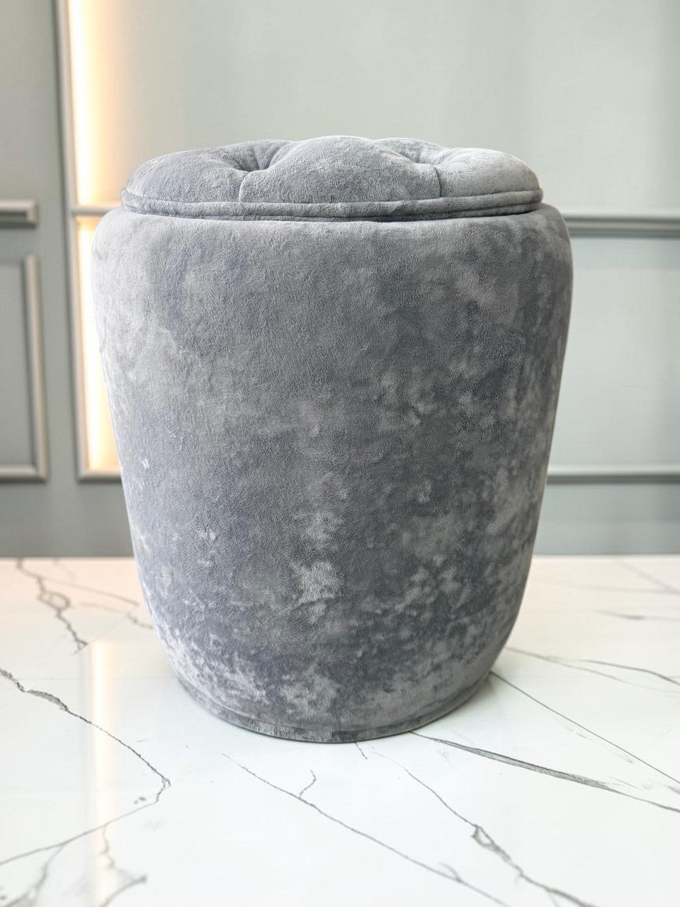 Banco Leisecester de CASA GARRIDO Muebles en terciopelo gris con asiento capitoneado y almacenamiento integrado