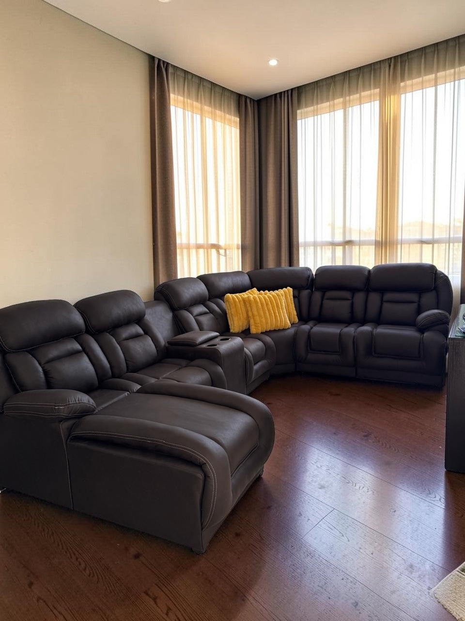 Sala modular CASA GARRIDO Muebles modelo Islandia en color café con sillón reclinable, hielera y portavasos integrados.