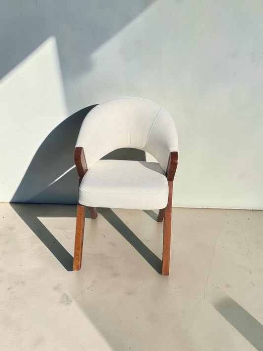 Silla Berlin de CASA GARRIDO Muebles con estructura de madera maciza y tapizado blanco en asiento y respaldo curvo