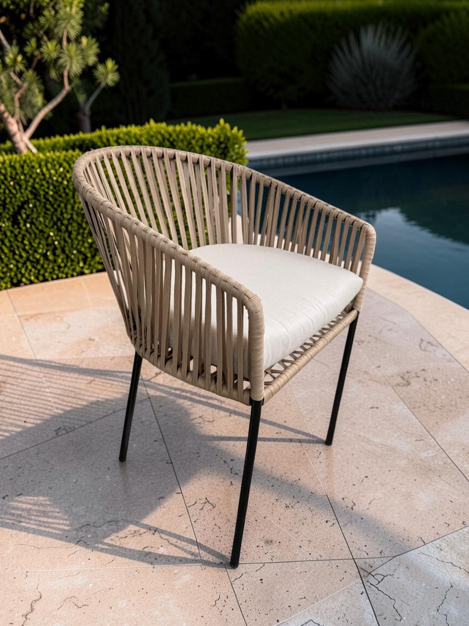 Silla Carreña de CASA GARRIDO Muebles con estructura de metal negro, tejido de cuerda beige y cojín blanco exterior