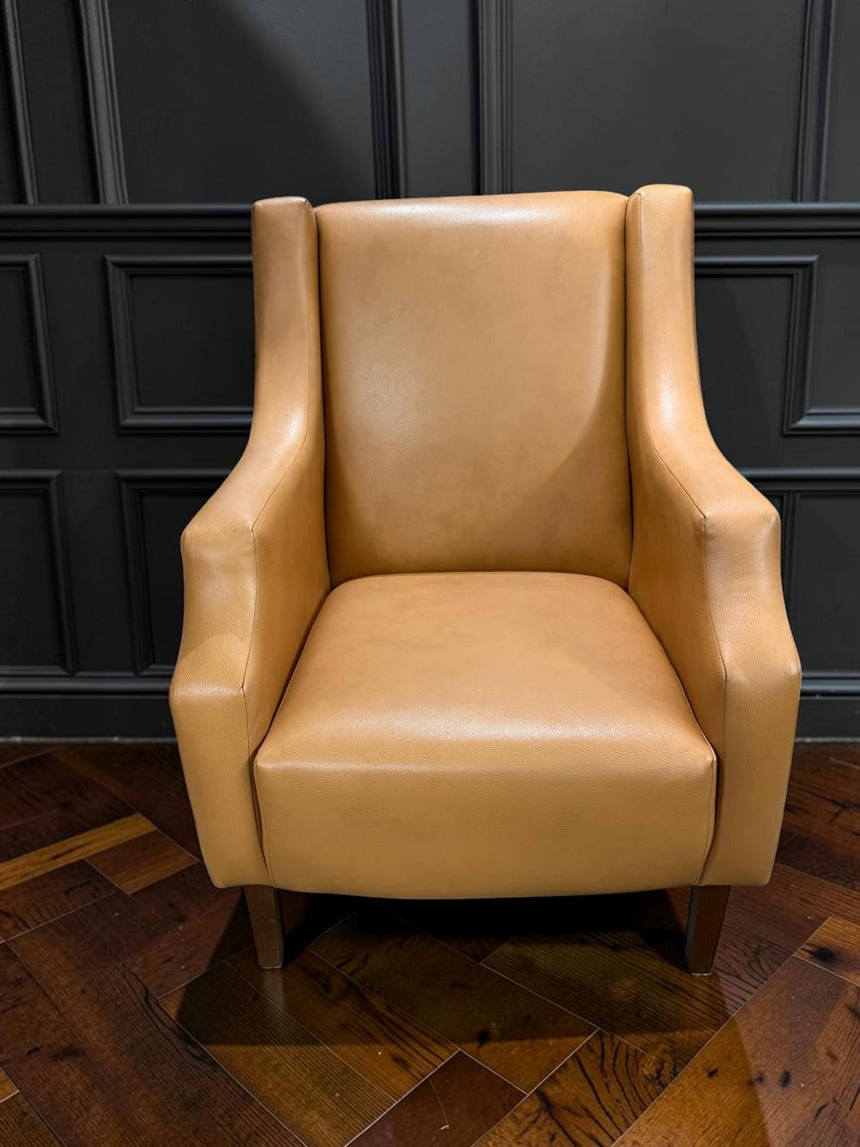Sillón Kabul de CASA GARRIDO Muebles tapizado en cuero color beige con diseño de respaldo alto y apoyabrazos