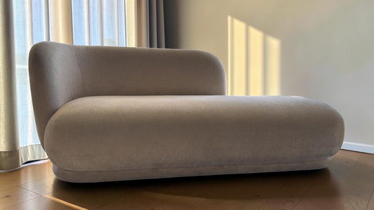 Sillón ocasional CASA GARRIDO Muebles Love Cascata de dos plazas en tela color beige con diseño curvo contemporáneo