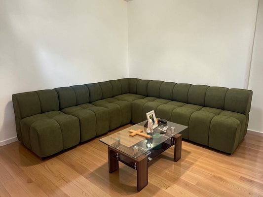 Sofá seccional modular CASA GARRIDO Muebles en color verde oliva con diseño contemporáneo y textura capitonada