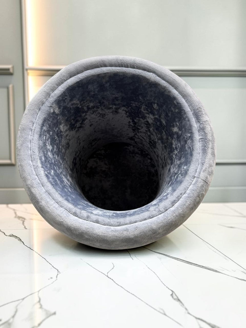 Interior del banco Leisecester de CASA GARRIDO Muebles con tapizado de terciopelo gris y espacio de almacenamiento