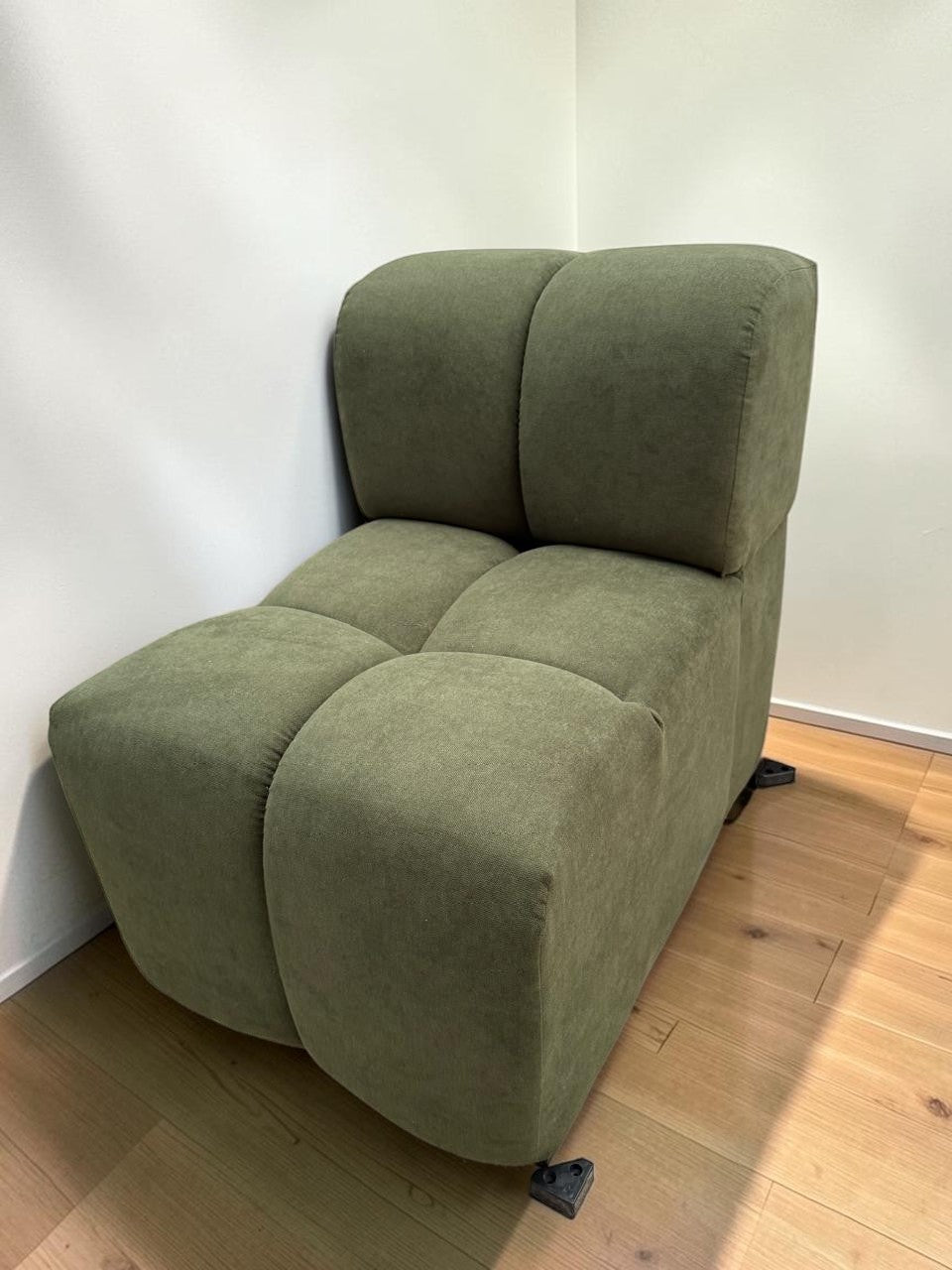 Módulo de sofá seccional Sala mobiQ de CASA GARRIDO Muebles en tela color verde oliva con diseño contemporáneo.