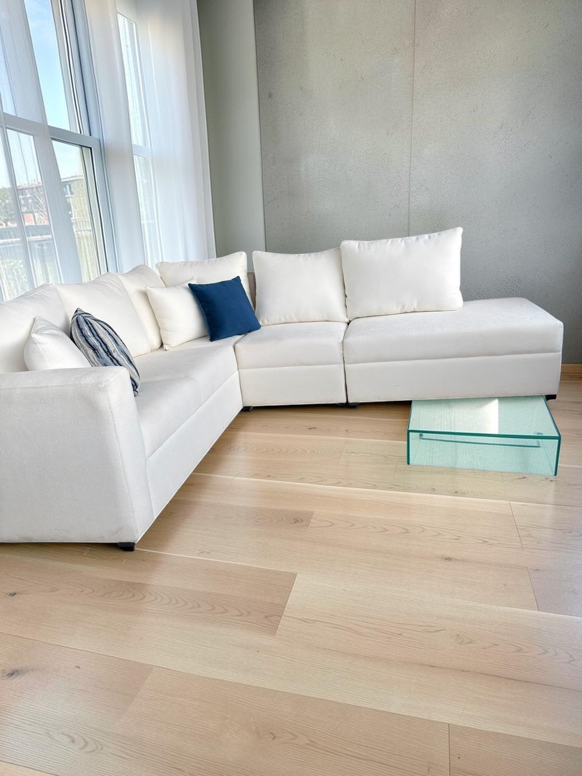 Sala modular CASA GARRIDO Muebles modelo Paris en color blanco con diseño seccional versátil y cojines decorativos