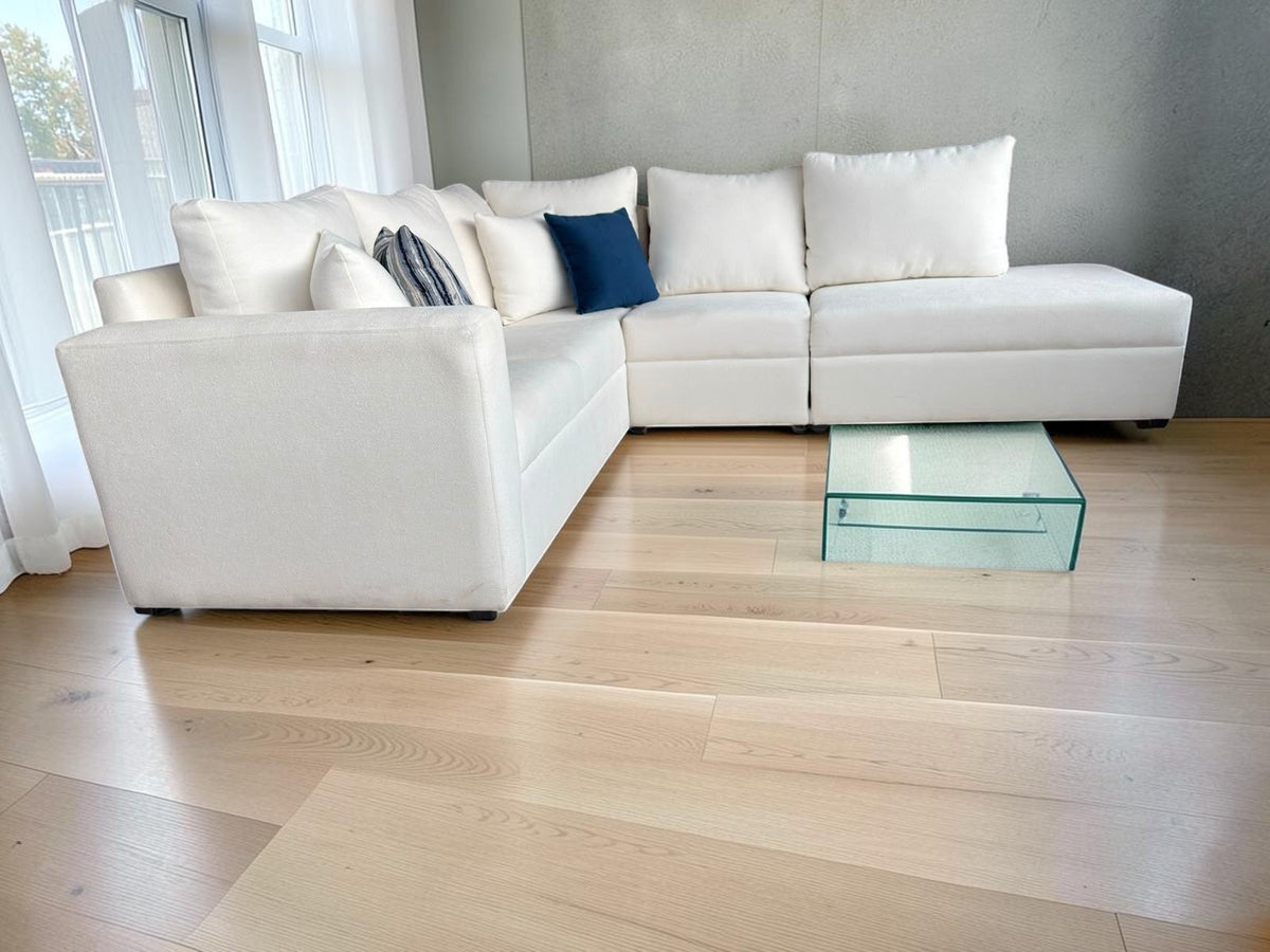 Sala modular CASA GARRIDO Muebles Paris en color blanco con diseño seccional versátil y cojines decorativos