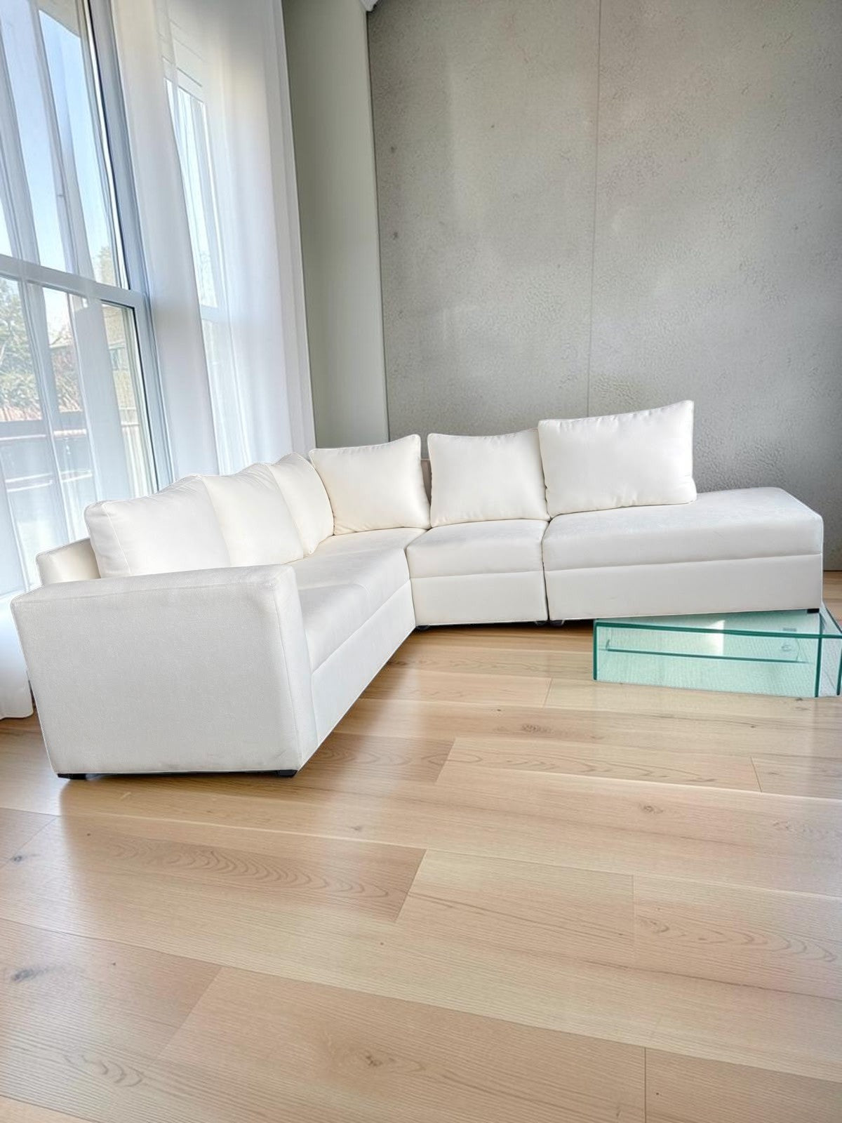 Sala modular blanca CASA GARRIDO Muebles con diseño seccional versátil y cojines cómodos en sala moderna
