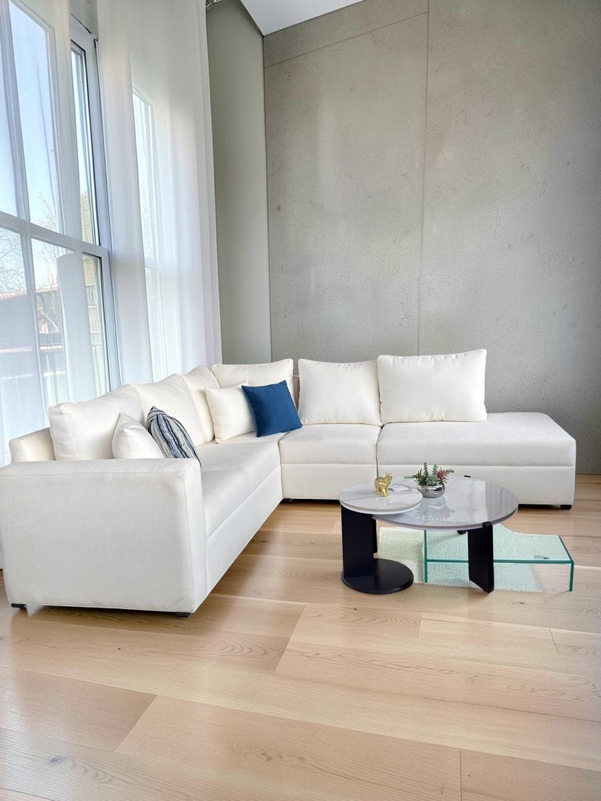 Sala modular Paris de CASA GARRIDO Muebles en color blanco con diseño seccional versátil y cojines decorativos
