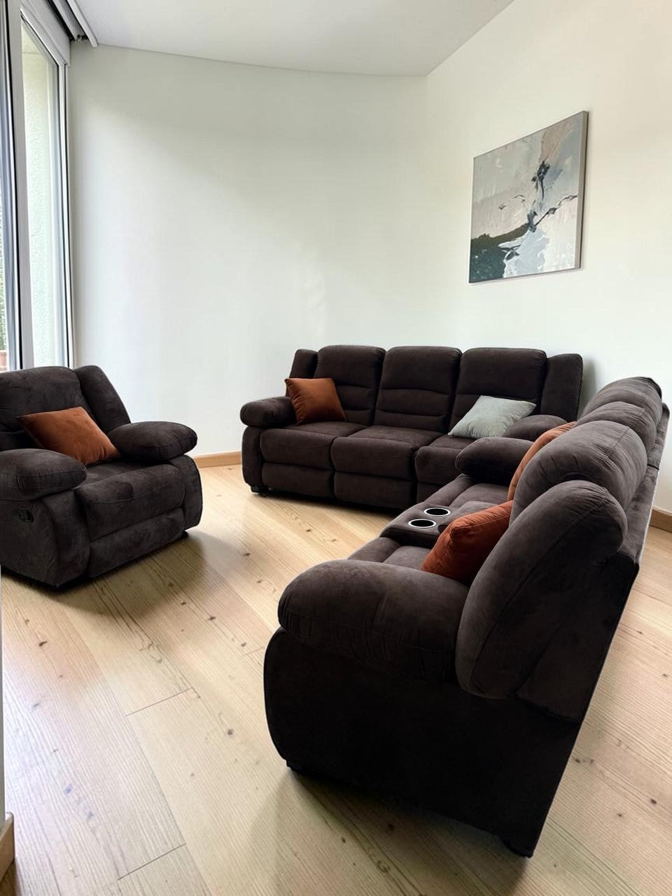 Conjunto de sala modular CASA GARRIDO Muebles en color café con sofás acolchonados y sillón reclinable en sala moderna