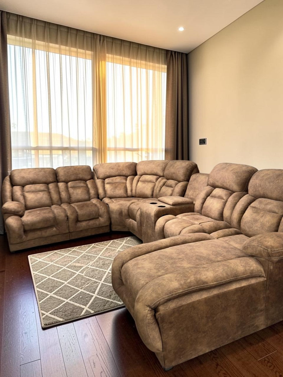 Sala modular CASA GARRIDO Muebles modelo Islandia en color café con sillón reclinable, hielera y portavasos integrados.