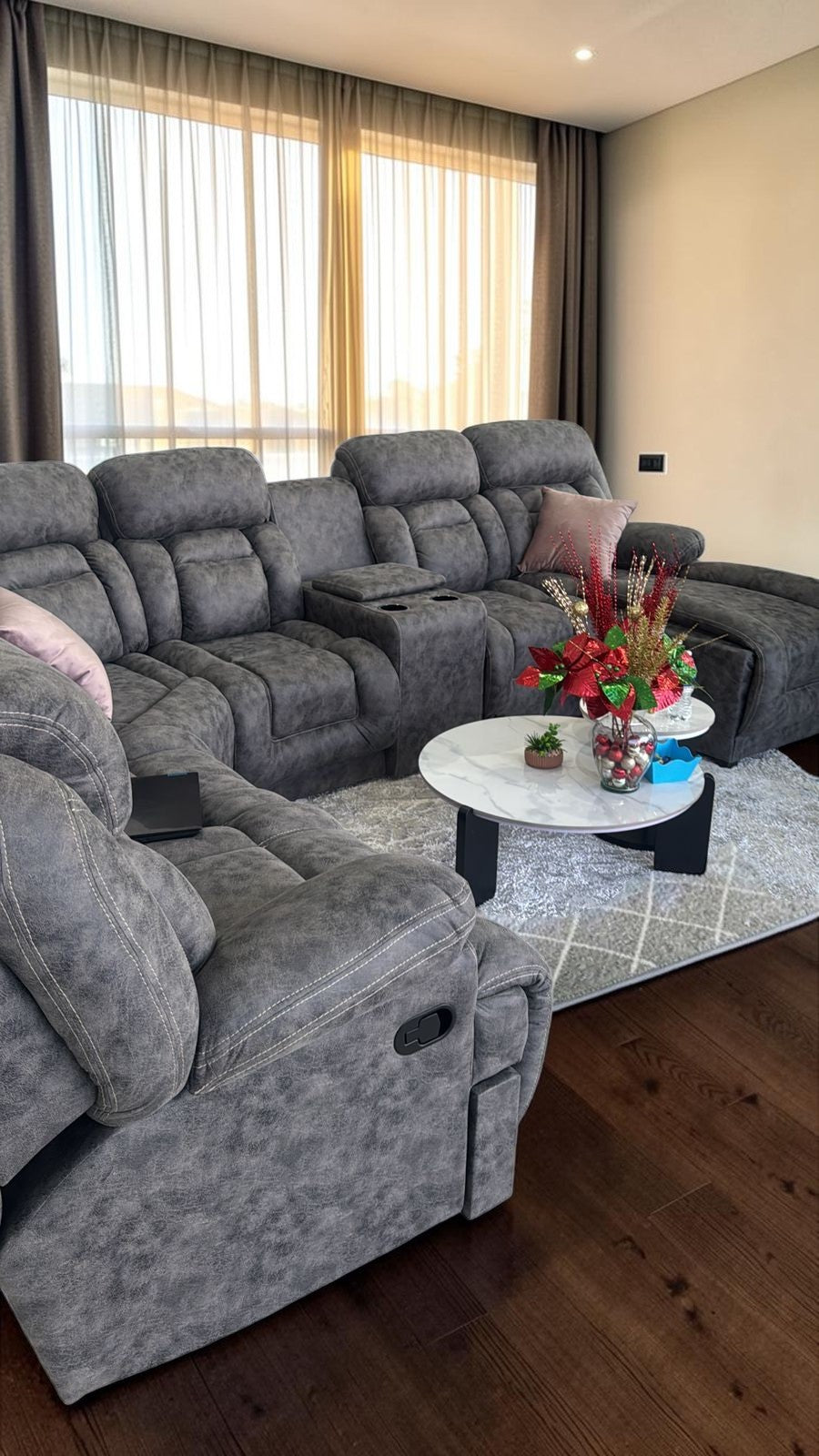 Sala modular CASA GARRIDO Muebles modelo Islandia en tela gris con reclinables, hielera y portavasos integrados.