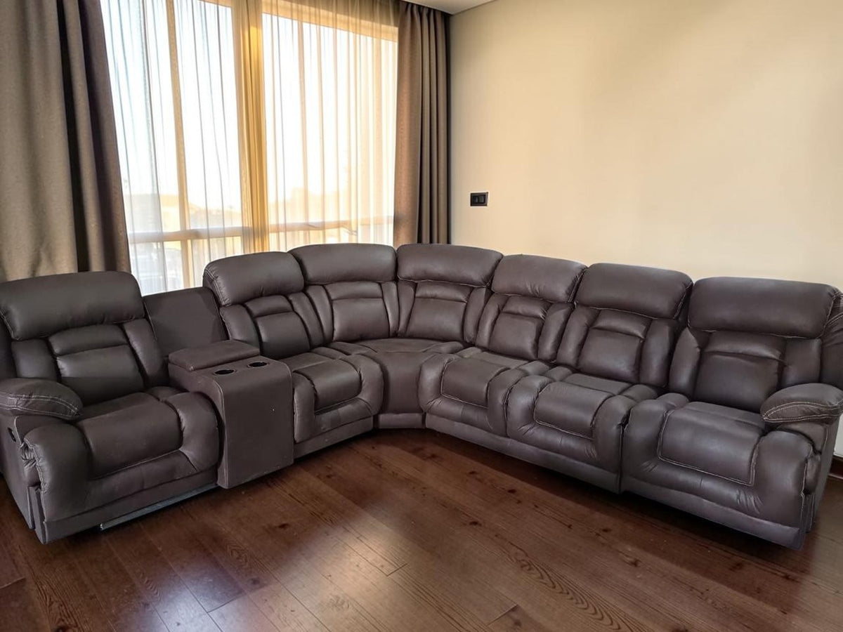 Sala modular CASA GARRIDO Muebles modelo Islandia en color café con sillón reclinable y hielera con portavasos.