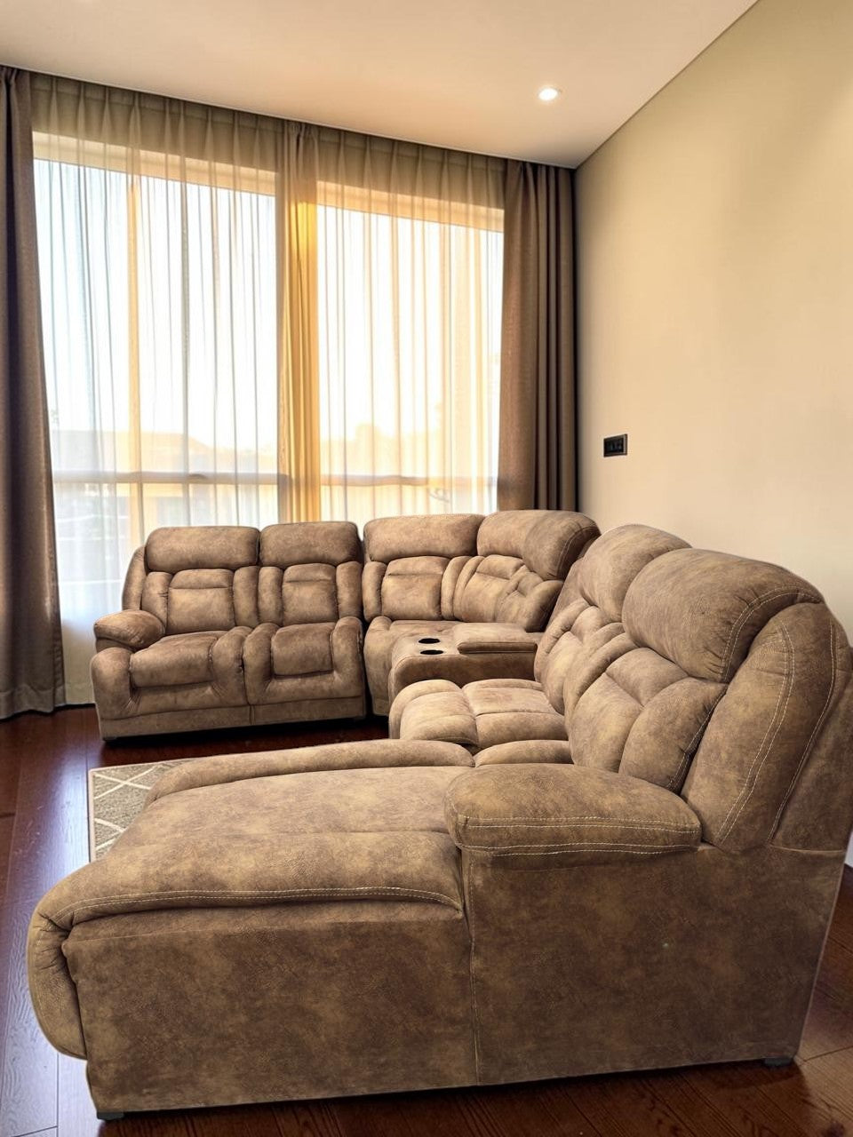 Sala modular CASA GARRIDO Muebles modelo Islandia en color café con sillón reclinable y consola con hielera integrada.