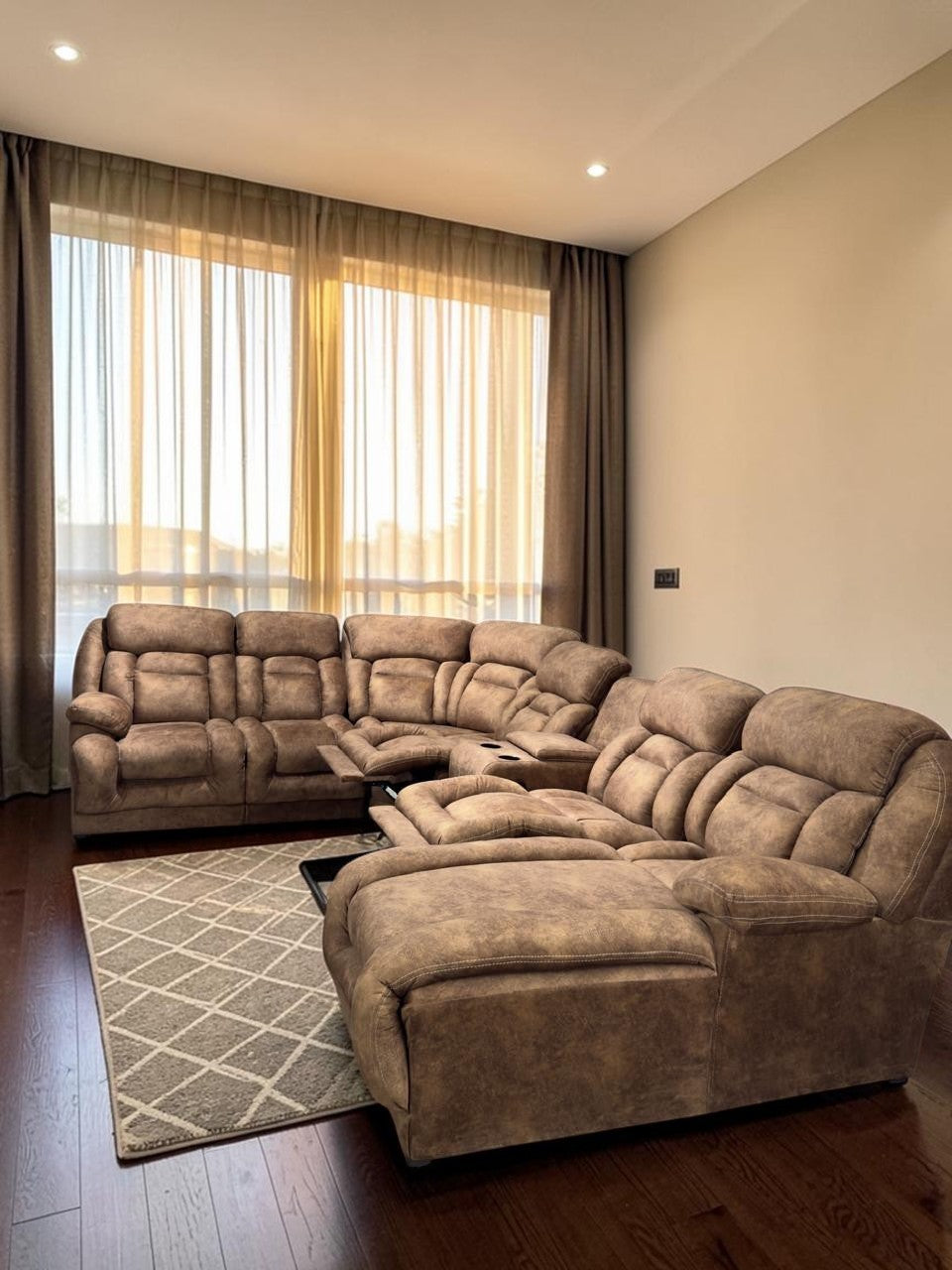 Sala modular CASA GARRIDO Muebles modelo Islandia color café con reclinables, hielera y portavasos en diseño moderno.