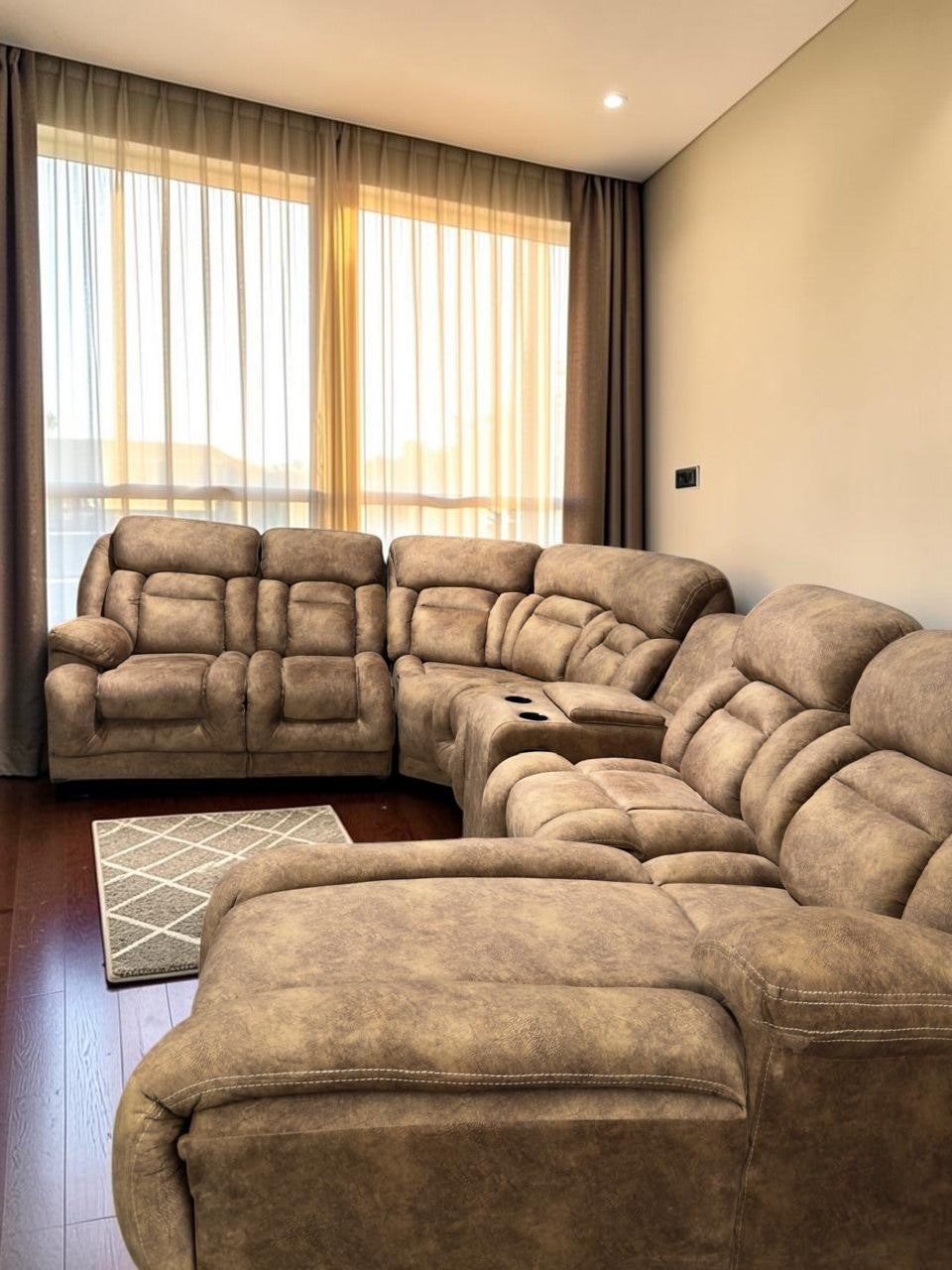 Sala modular CASA GARRIDO Muebles modelo Islandia en color café con reclinables, hielera y portavasos integrados.