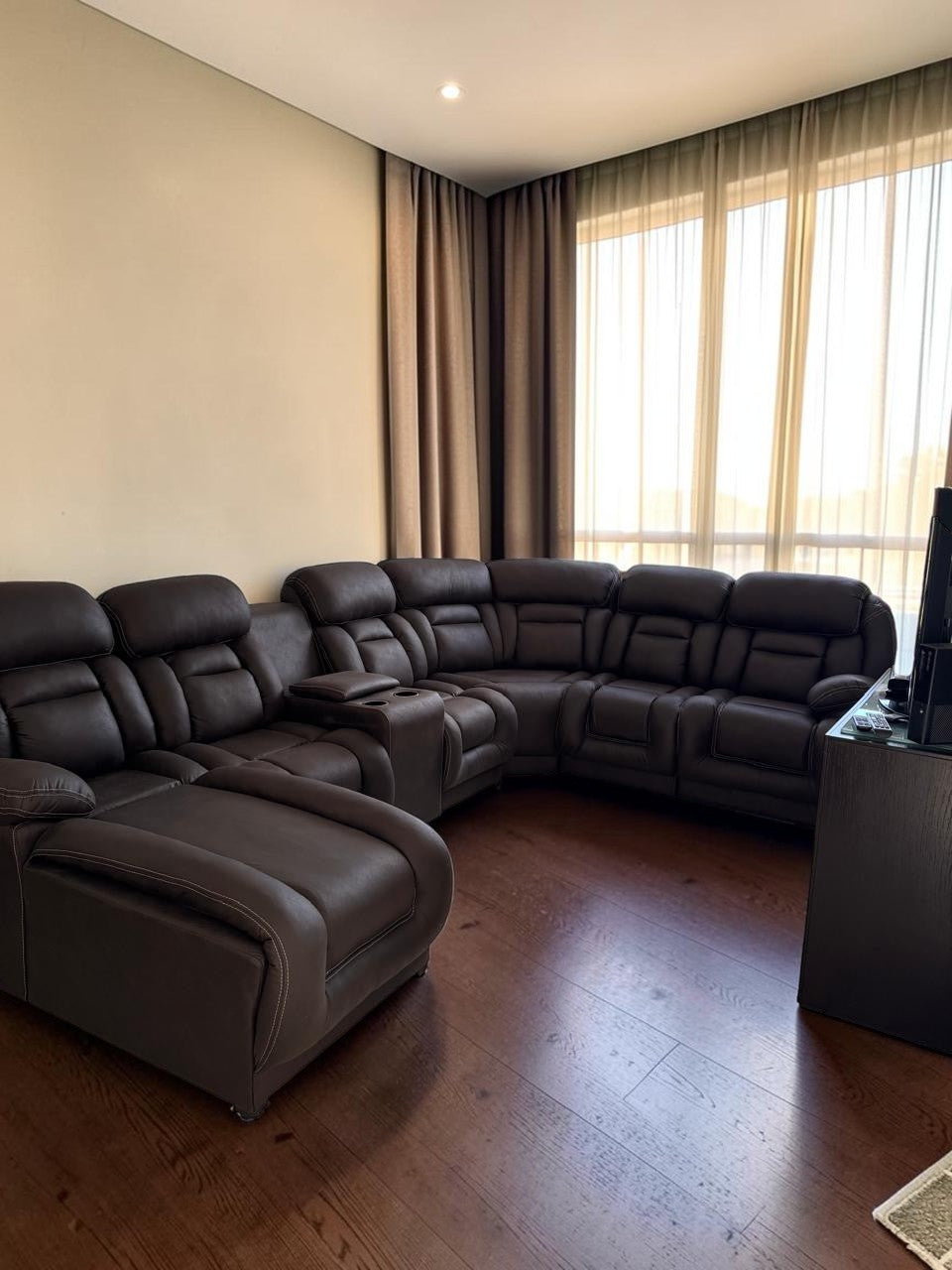 Sala modular CASA GARRIDO Muebles modelo Islandia en color café con sillón reclinable y hielera integrada.