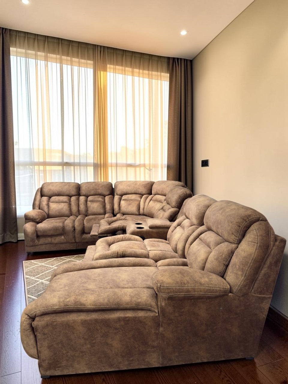 Sala modular CASA GARRIDO Muebles modelo Islandia color café con sillón reclinable, hielera y portavasos integrados.
