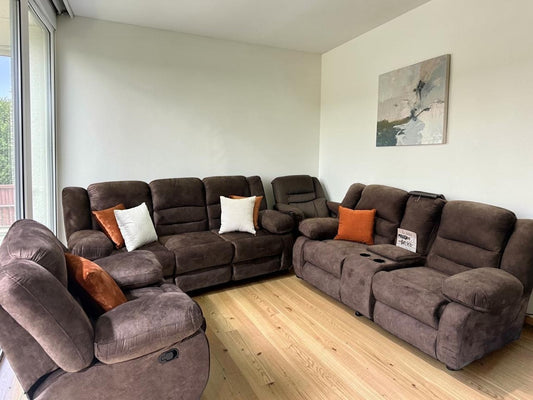 Conjunto modular CASA GARRIDO Muebles Sala Oslo en color café con sofás reclinables y cojines decorativos
