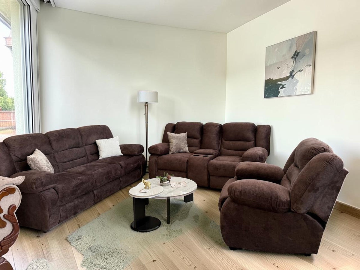 Conjunto de sala CASA GARRIDO Muebles modelo Oslo con sofás modulares de color café y sillón reclinable acolchado.