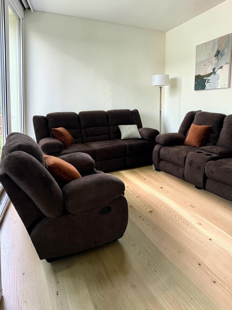 Conjunto de sala modular CASA GARRIDO Muebles en color marrón, incluye sofá, loveseat y sillón reclinable acolchado.