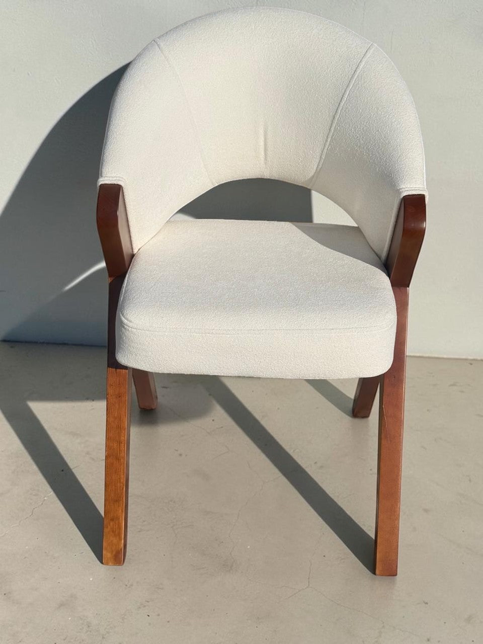 Silla Berlin de CASA GARRIDO Muebles con estructura de madera maciza y tapizado blanco de alta densidad
