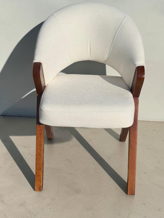 Silla Berlin de CASA GARRIDO Muebles con estructura de madera maciza y tapizado blanco de alta densidad