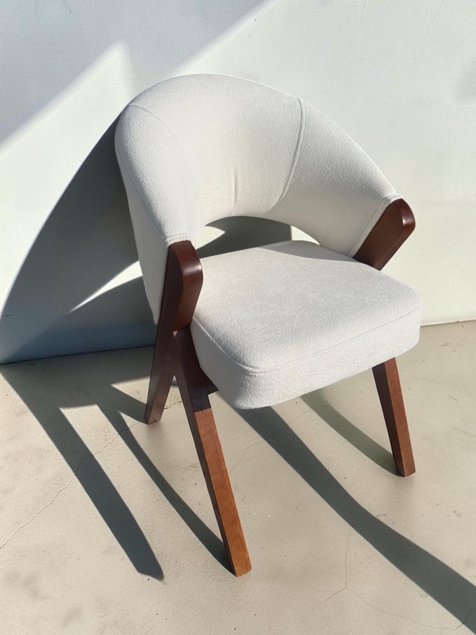 Silla Berlin de CASA GARRIDO Muebles con estructura de madera maciza y tapizado blanco de alta densidad