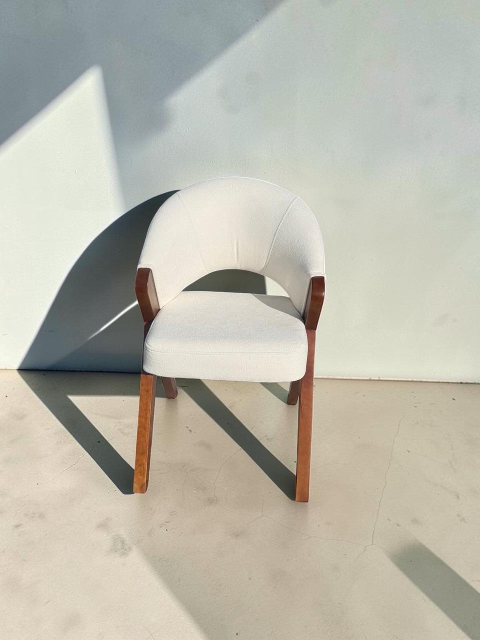 Silla Berlin de CASA GARRIDO Muebles con estructura de madera maciza y tapizado blanco en asiento y respaldo curvo