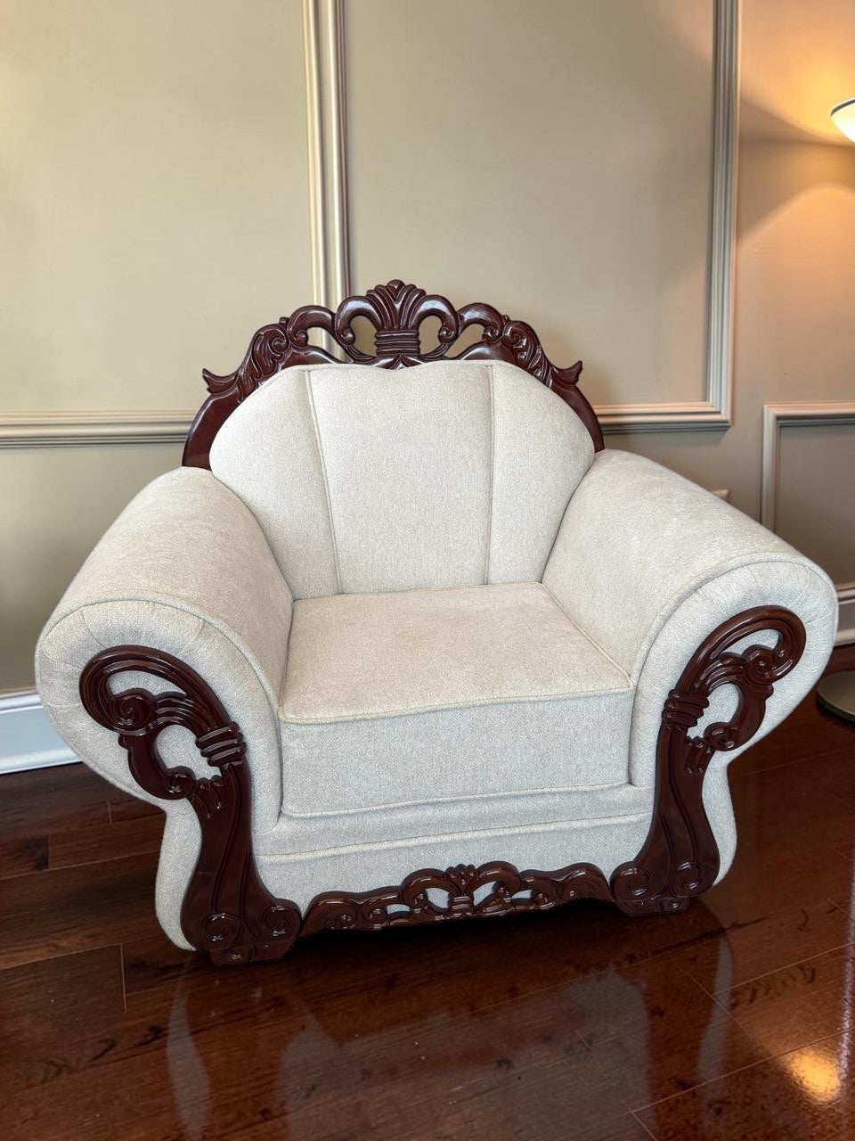 Sillón Modelo Carey de CASA GARRIDO Muebles con tapizado beige y estructura de madera oscura tallada estilo clásico