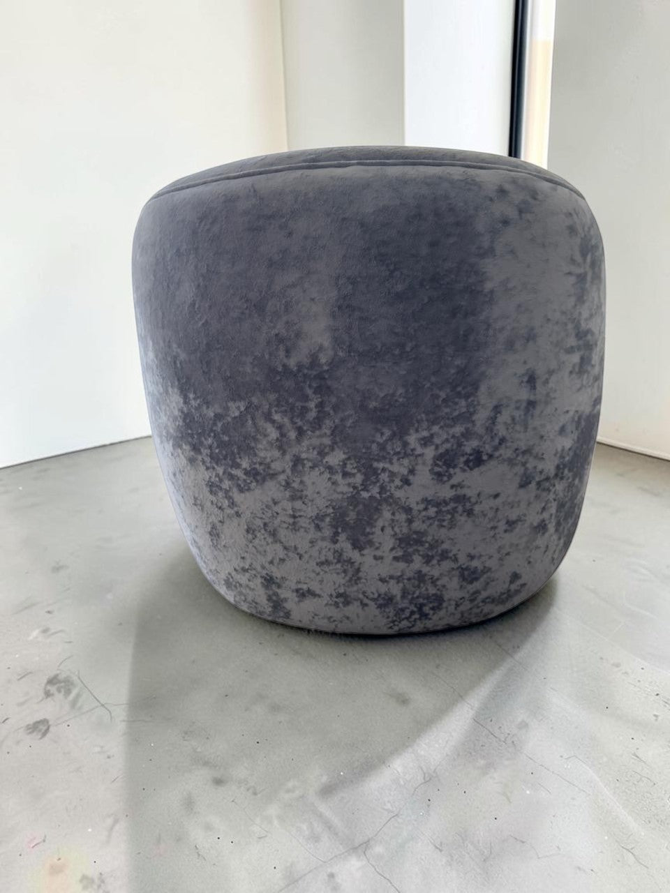Sillón Kabul de CASA GARRIDO Muebles en color gris con tapizado de textura suave y diseño geométrico contemporáneo.