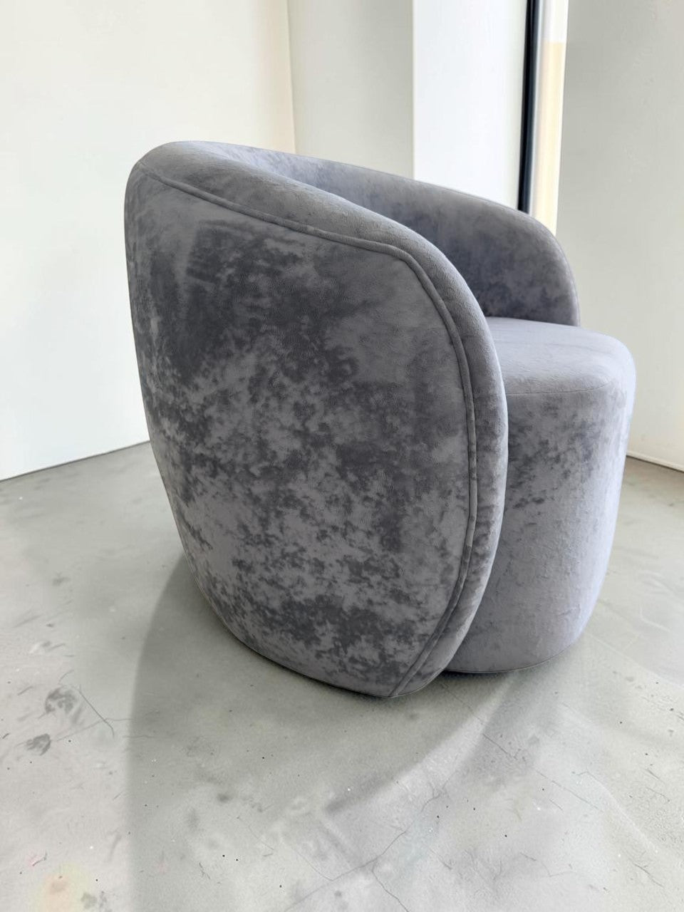 Sillón Kabul de CASA GARRIDO Muebles con diseño curvo contemporáneo y tapizado de terciopelo gris suave
