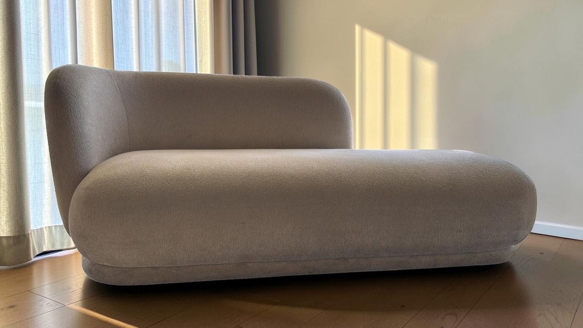 Sillón ocasional CASA GARRIDO Muebles Love Cascata de dos plazas en tela color beige con diseño curvo contemporáneo