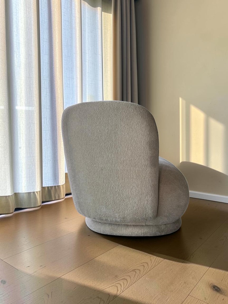 Sillón ocasional Love Cascata de CASA GARRIDO Muebles en tela texturizada color beige con diseño curvo y elegante.