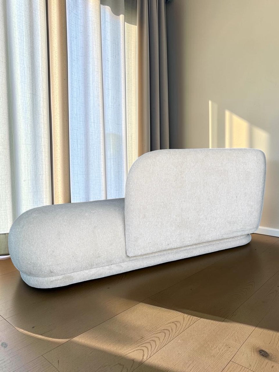 Sillón ocasional Love Cascata de CASA GARRIDO Muebles en tela color crema con diseño curvo y contemporáneo