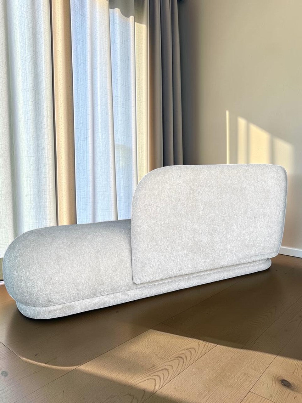 Sillón ocasional Love Cascata de CASA GARRIDO Muebles en tela gris claro con diseño curvo y contemporáneo