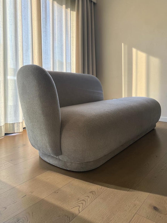 Sillón ocasional Love Cascata de CASA GARRIDO Muebles en tela gris texturizada con diseño curvo contemporáneo