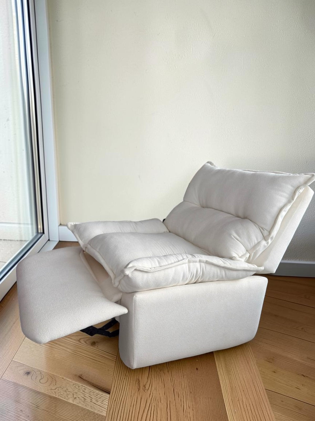 Sillón reclinable y mecedor Monaco de CASA GARRIDO Muebles en color blanco con diseño ergonómico y sostenible.