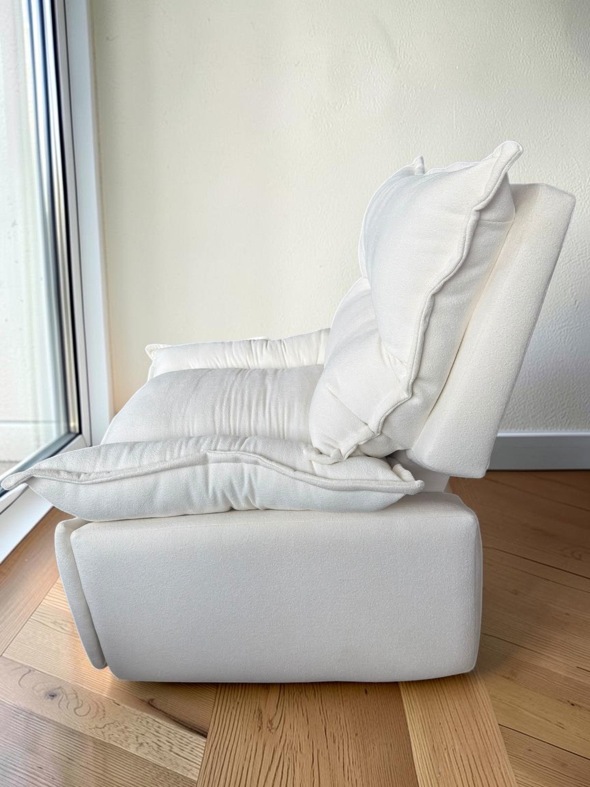 Sillón reposet mecedor Monaco de CASA GARRIDO Muebles en color blanco con diseño ergonómico y materiales sostenibles.