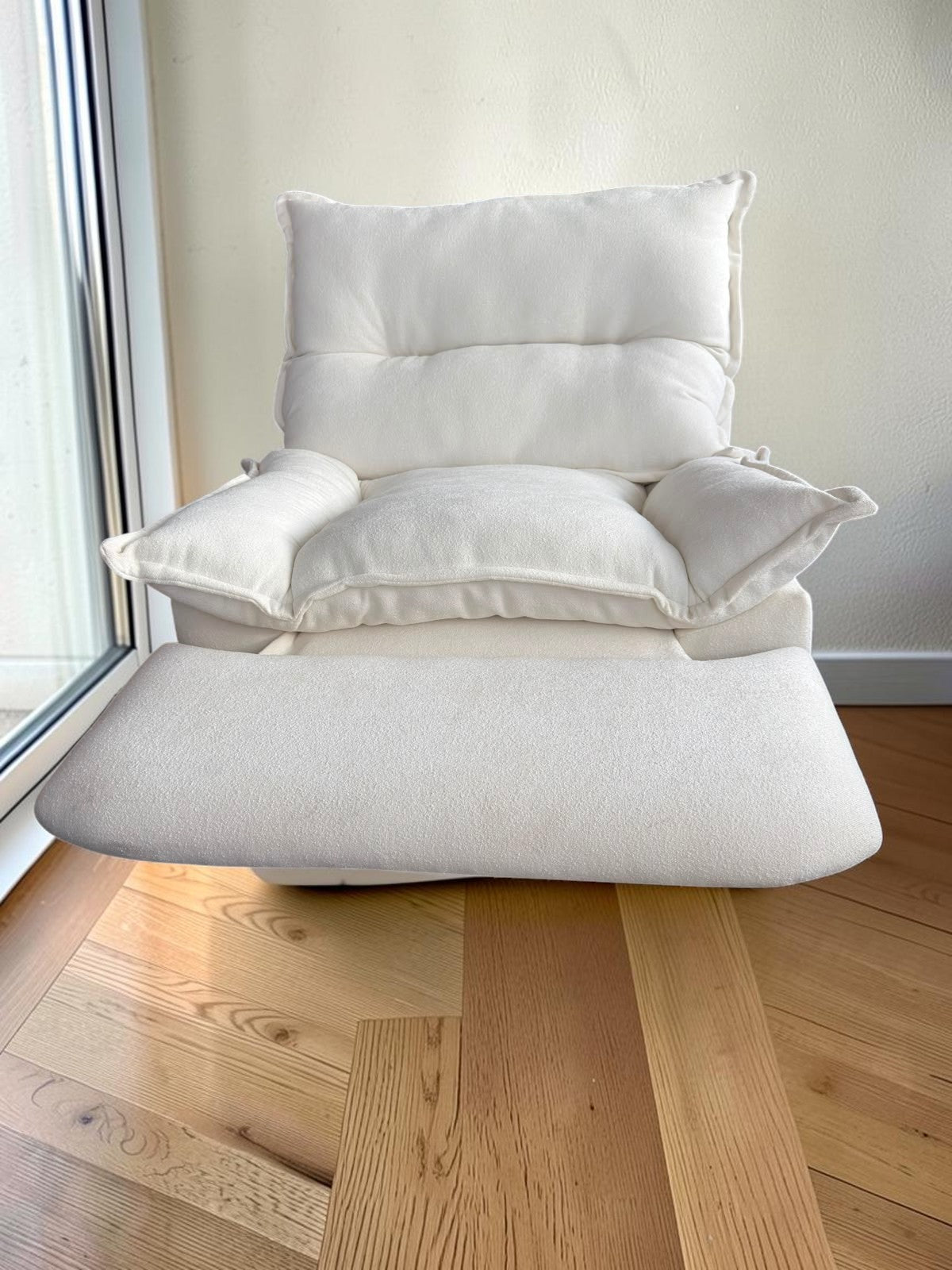 Sillón reposet Monaco de CASA GARRIDO Muebles en color blanco, diseño reclinable y mecedor con cojines acolchados.