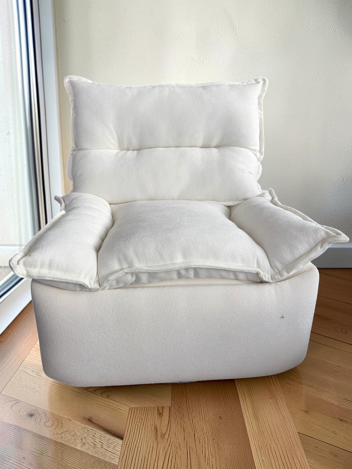 Sillón reposet Monaco de CASA GARRIDO Muebles en color blanco, diseño reclinable y mecedor con acabado sostenible.