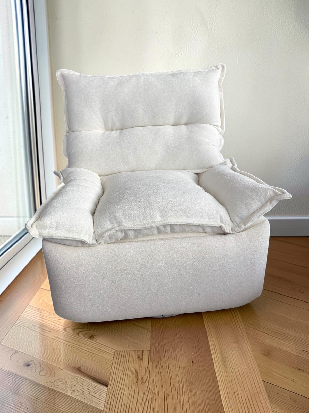 Sillón reposet Monaco de CASA GARRIDO Muebles en color blanco, diseño reclinable y mecedor con acabado sostenible.