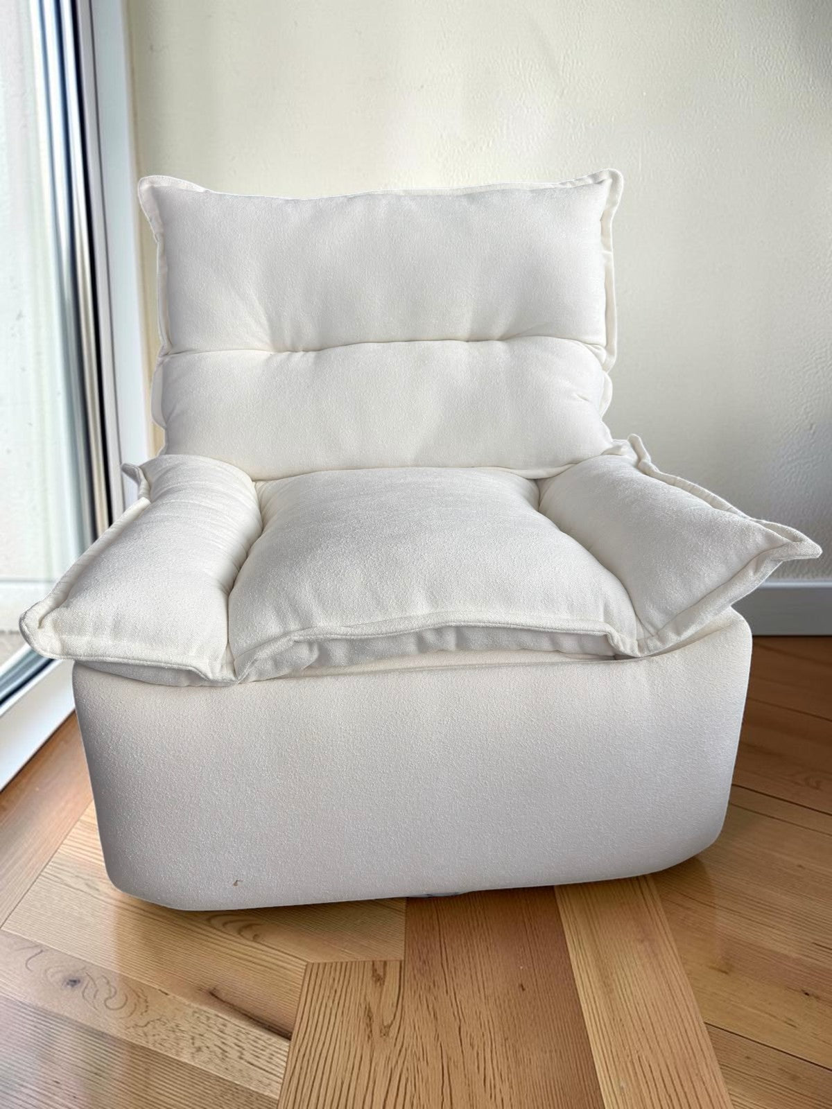 Sillón reposet Monaco de CASA GARRIDO Muebles en color blanco, diseño reclinable y mecedor con acabado sostenible.