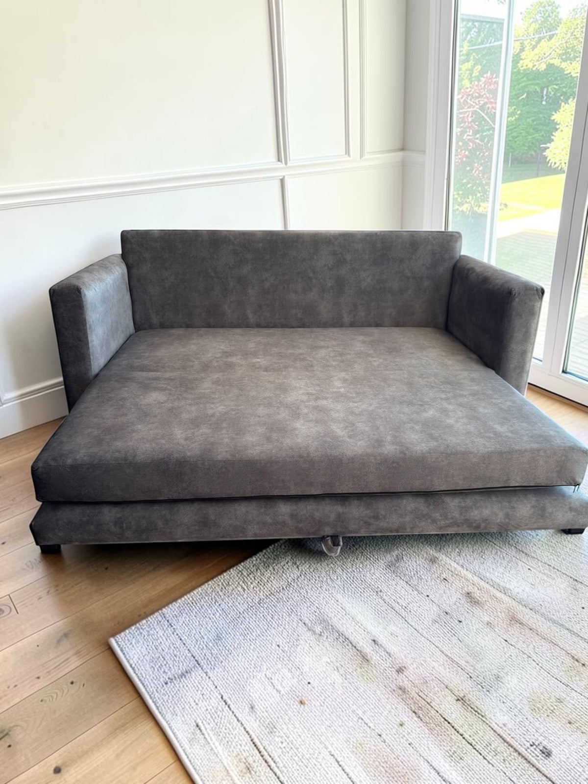 Sofa cama Bangkok de CASA GARRIDO Muebles en color gris con diseño moderno y funcional desplegado como cama