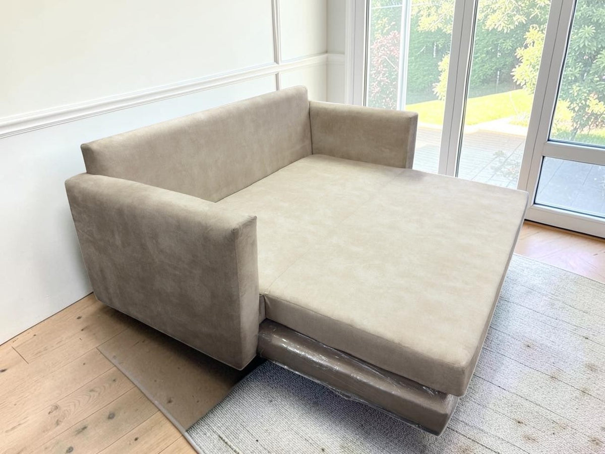 Sofá cama Bangkok de CASA GARRIDO Muebles en color beige, diseño moderno y funcional desplegado como cama