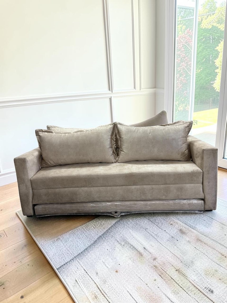 Sofá cama Bangkok de CASA GARRIDO Muebles en color beige con diseño moderno y cojines cómodos en una sala luminosa
