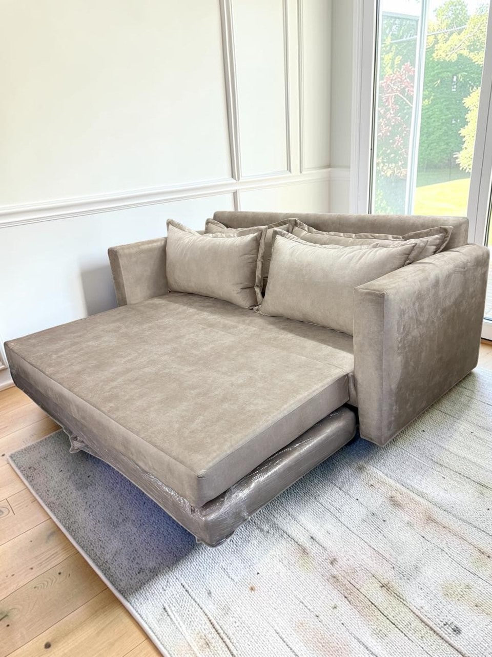 Sofa cama Bangkok de CASA GARRIDO Muebles en color beige con diseño moderno y tapizado suave en posición extendida