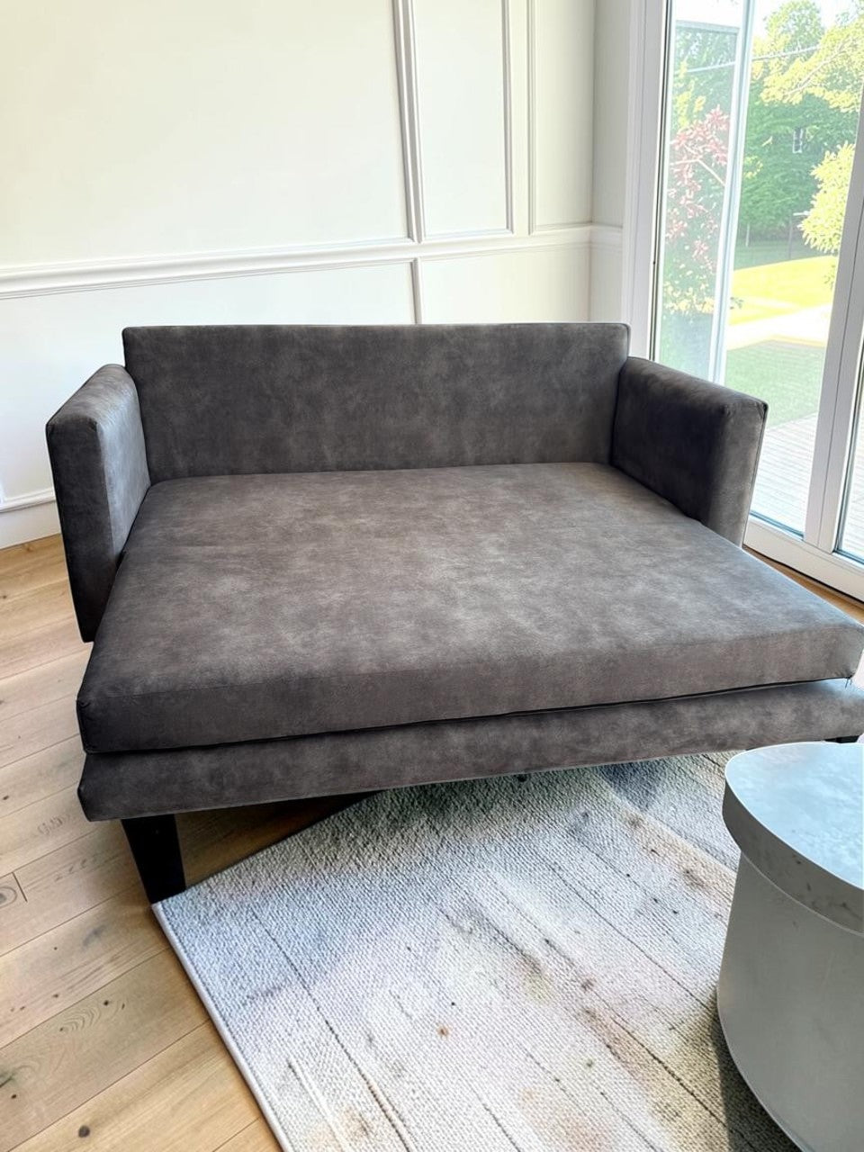 Sofa cama Bangkok de CASA GARRIDO Muebles en color gris oscuro con diseño moderno y tapizado resistente