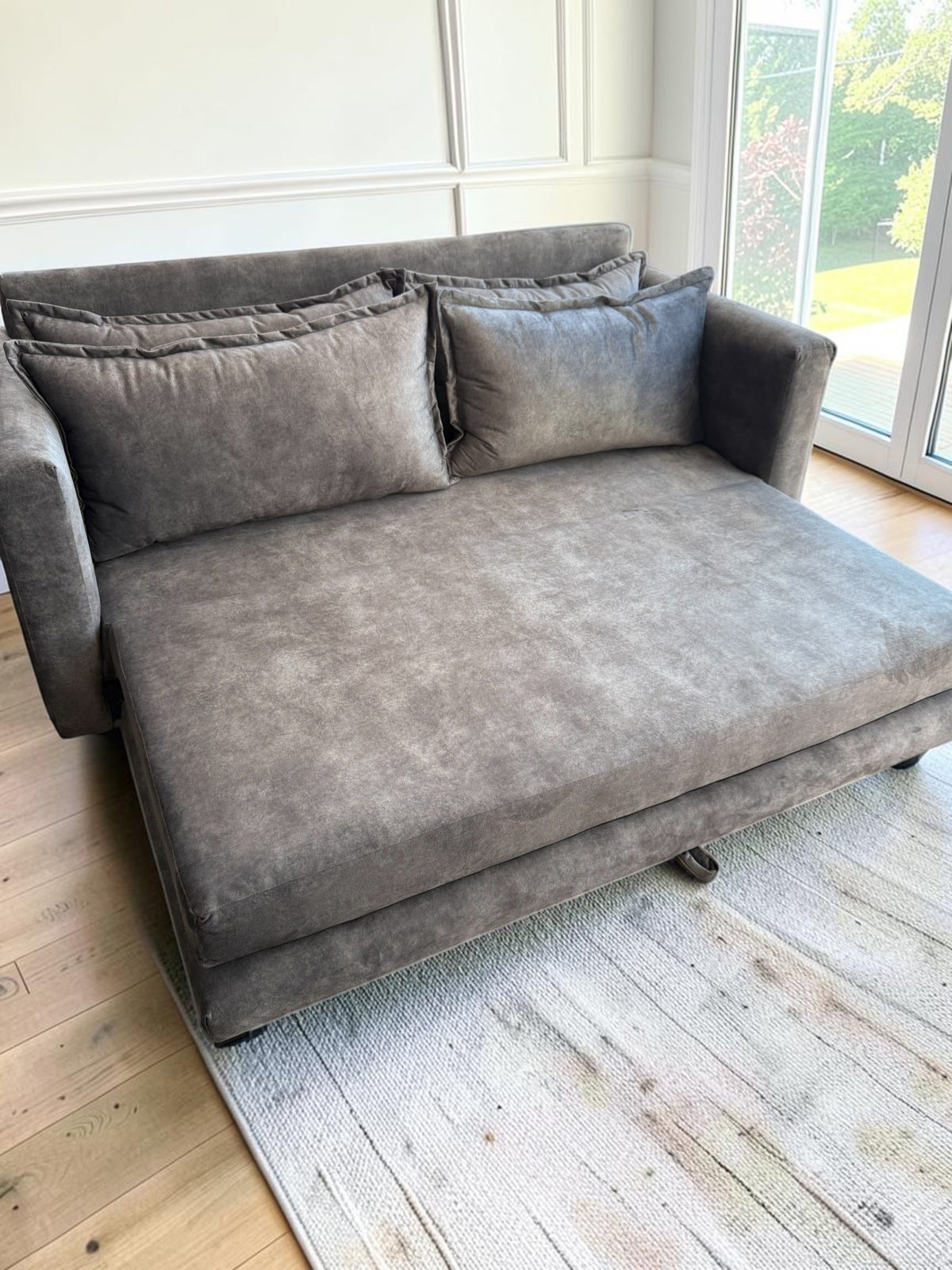 Sofá cama Bangkok de CASA GARRIDO Muebles en color gris, diseño moderno y funcional con cojines suaves