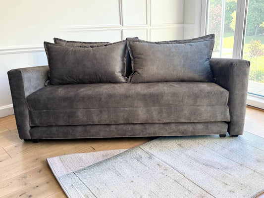 Sofá cama Bangkok de CASA GARRIDO Muebles en color gris oscuro con diseño moderno y cojines amplios en sala de estar